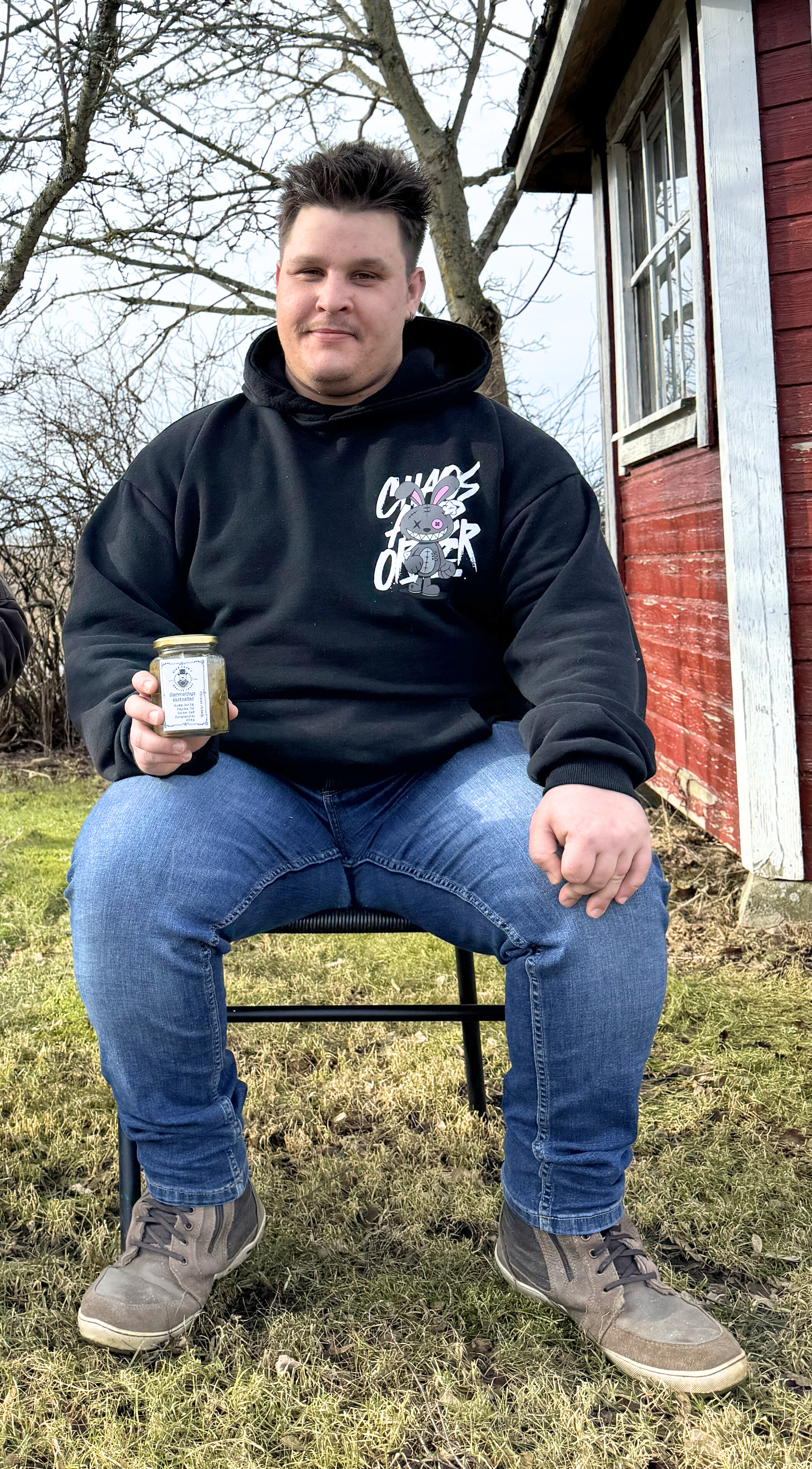 Kjell Langels och Björn Fred framför lusthuset och gårdsbutiken – platsen där allt började.